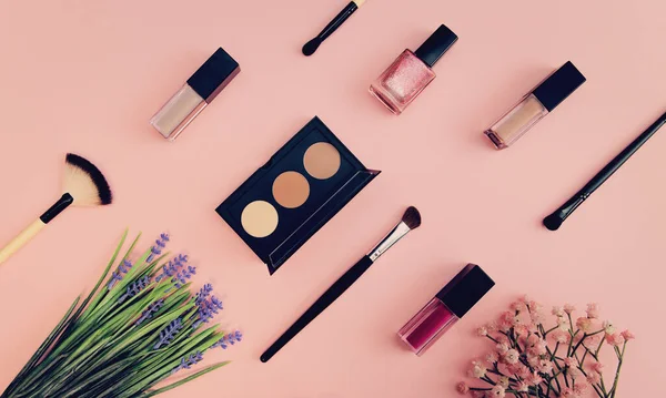 Cosmétiques Décoratifs Avec Pinceau Maquillage Sur Fond Coloré Composition Minimaliste — Photo