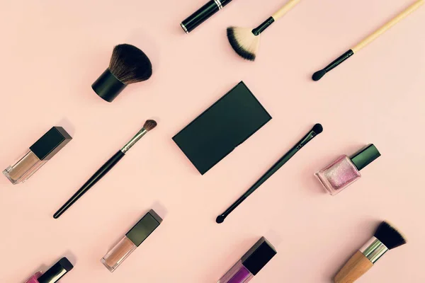 Cosmétiques Décoratifs Avec Pinceau Maquillage Sur Fond Coloré Composition Minimaliste — Photo