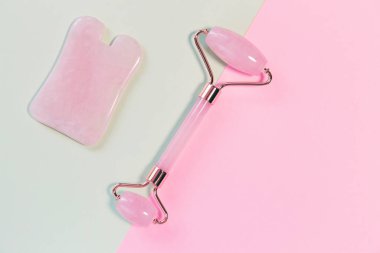 Yüz masajı seti. Yüz silindiri ve gua sha masaj aleti. Doğal taşlardan yapılmış..