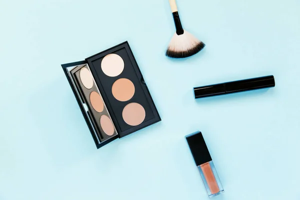 Zestaw Kosmetyków Dekoracyjnych Szczotką Makijażu Kolorowym Pastelowym Tle Minimalny Styl — Zdjęcie stockowe