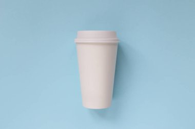 Pastel arka plana koymak için bir fincan kağıt kahve. Düz yatıyordu.