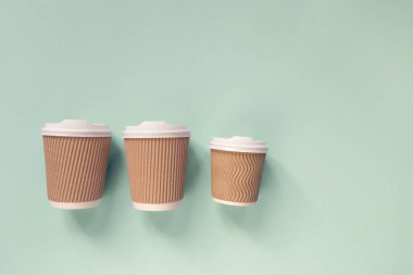 Pastel arka plana koymak için bir fincan kağıt kahve. Düz yatıyordu.