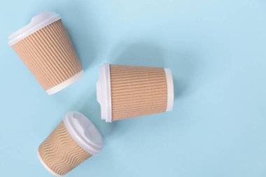 Pastel arka plana koymak için bir fincan kağıt kahve. Düz yatıyordu.