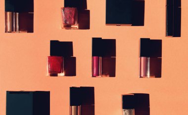 Renkli arka planda dekoratif kozmetik seti. Üst Manzara. Düz yatıyordu. Yaratıcı düzen. Güzellik ve makyaj teması