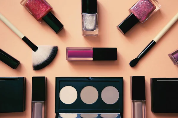 Zestaw Kosmetyków Dekoracyjnych Szczotkami Makijażu Kolorowym Pastelowym Tle Koncepcja Piękna — Zdjęcie stockowe