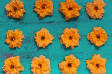 Ahşap masada güzel taze bahçe gülleri. Posterler, tebrik kartları, bloglar ve web tasarımı için renkli yaz çiçekleri. Üst Manzara. Düz yatıyordu