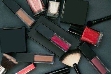 Karanlık arka planda dekoratif kozmetik seti. Güzellik ve makyaj konsepti. Üst Manzara. Düz yatıyordu. Seçici odak