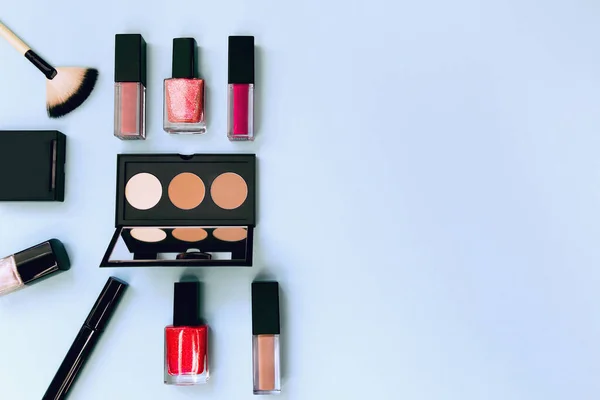 Zestaw Kosmetyków Dekoracyjnych Szczotkami Makijażu Kolorowym Pastelowym Tle Piękno Makijaż — Zdjęcie stockowe