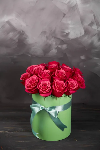 Buquê de delicadas rosas vermelhas — Fotografia de Stock