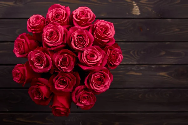 Розы с подарочной коробкой — стоковое фото