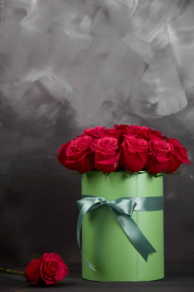 Аромат нежных красных роз — стоковое фото