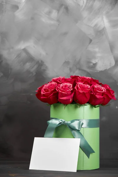 Аромат нежных красных роз — стоковое фото