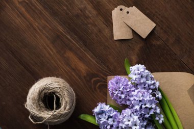 buket sümbül ahşap bir masa üzerinde.