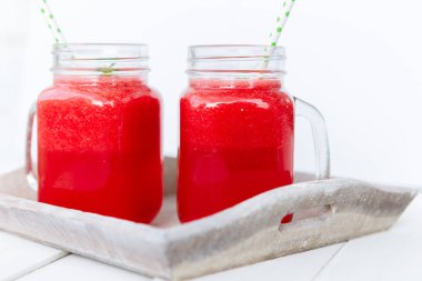 karpuz yüzlü sağlıklı yaz içeceği olarak.