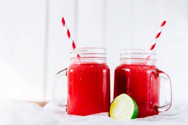 karpuz yüzlü sağlıklı yaz içeceği olarak.