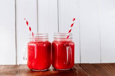 karpuz yüzlü sağlıklı yaz içeceği olarak.