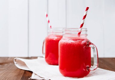 karpuz yüzlü sağlıklı yaz içeceği olarak.