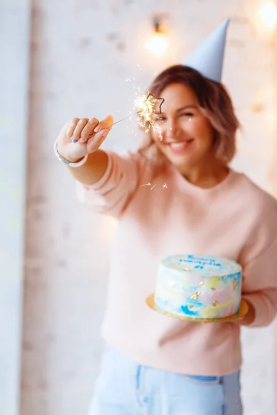 Vackra lycklig kvinna hennes födelsedag. — Stockfoto