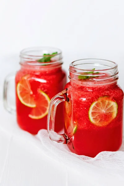 Wassermelonen-Smoothie als gesundes Sommergetränk. — Stockfoto