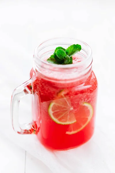 Wassermelonen-Smoothie als gesundes Sommergetränk. — Stockfoto