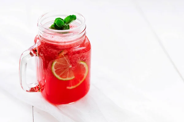 Wassermelonen-Smoothie als gesundes Sommergetränk. — Stockfoto