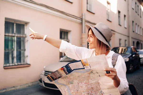 Young female traveler — Stock Photo, Image