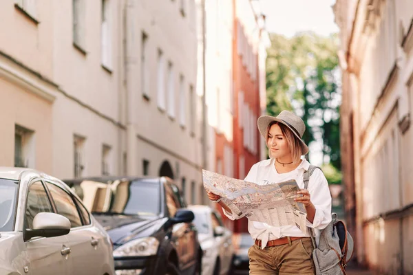 Giovane viaggiatore femminile — Foto Stock