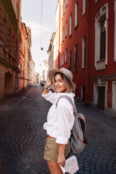 Jovem viajante feminina — Fotografia de Stock
