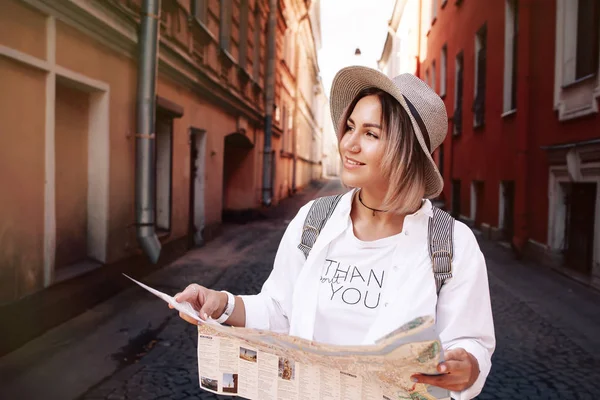 Jovem viajante feminina — Fotografia de Stock