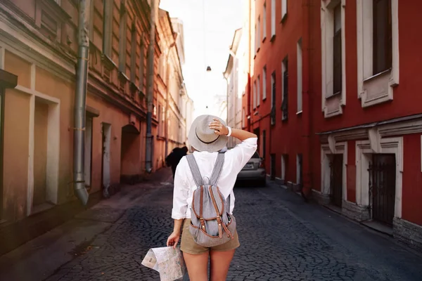 Young female traveler — Stock Photo, Image