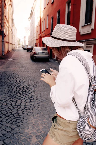 Tourist using navigation app — Stock Photo, Image