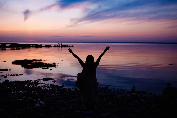 Girl at sea view from behind concept — Stock Photo, Image