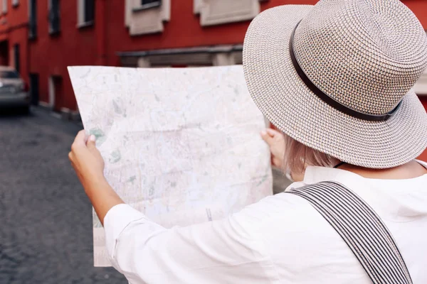 Young female traveler — Stock Photo, Image