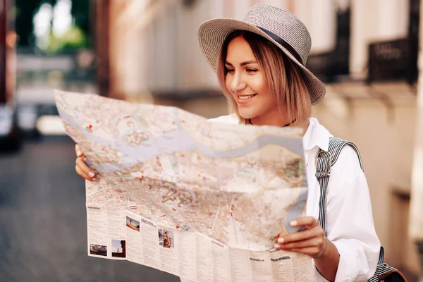 Young female traveler — Stock Photo, Image