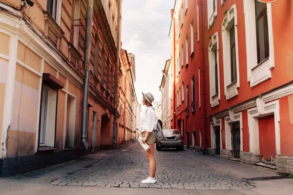 Giovane viaggiatore femminile — Foto Stock