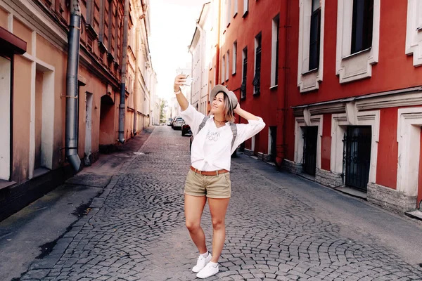 Giovane viaggiatore femminile prendendo selfie — Foto Stock