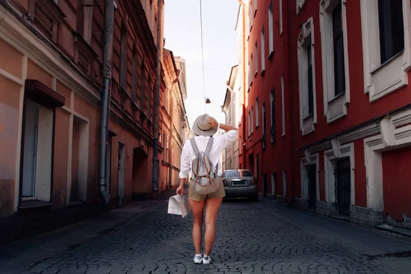 Young female traveler — Stock Photo, Image