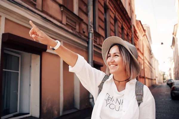 Jóvenes viajeras con mochila — Foto de Stock