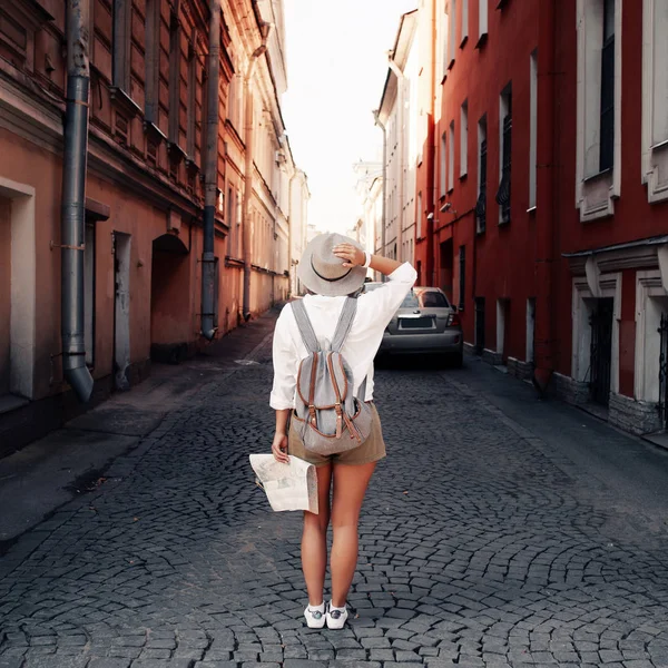 Unga kvinnliga resenären med ryggsäck — Stockfoto