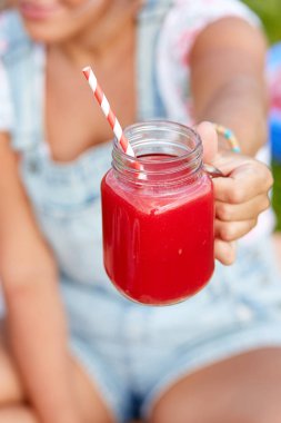 Bir piknik istirahat kadın.