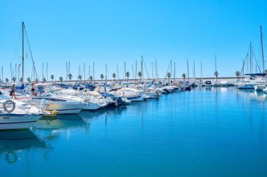 Güzel demirli yelken yelkenli harbor, yatlar 