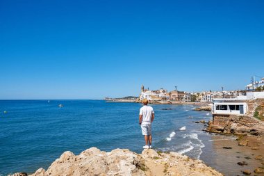 Beyaz takım elbiseli adam. 