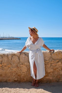 Güzel kız bir yazlık elbise ve şapka 