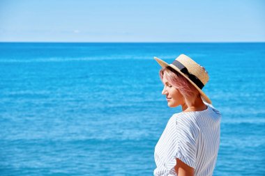 Güzel kız bir yazlık elbise ve şapka 