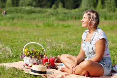 Bir piknik istirahat kadın.
