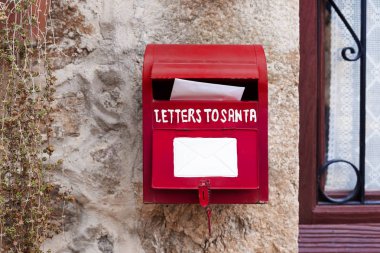 Santa posta kutusu Noel dekorasyonu için mektuplar.