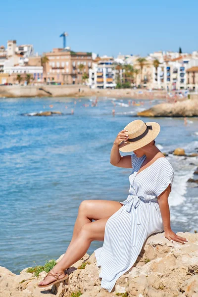 Bella ragazza in un abito estivo e cappello — Foto Stock