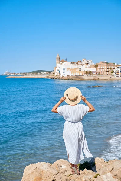 Bella ragazza in un abito estivo e cappello — Foto Stock