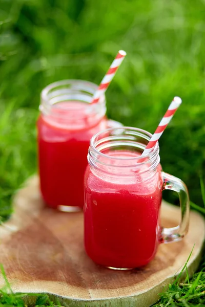 Wassermelonen-Smoothies als gesundes Sommergetränk. — Stockfoto