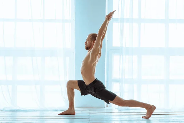 Der Mensch praktiziert fortgeschrittenes Yoga. Eine Reihe von Yoga-Posen. Lifestylekonzept — Stockfoto